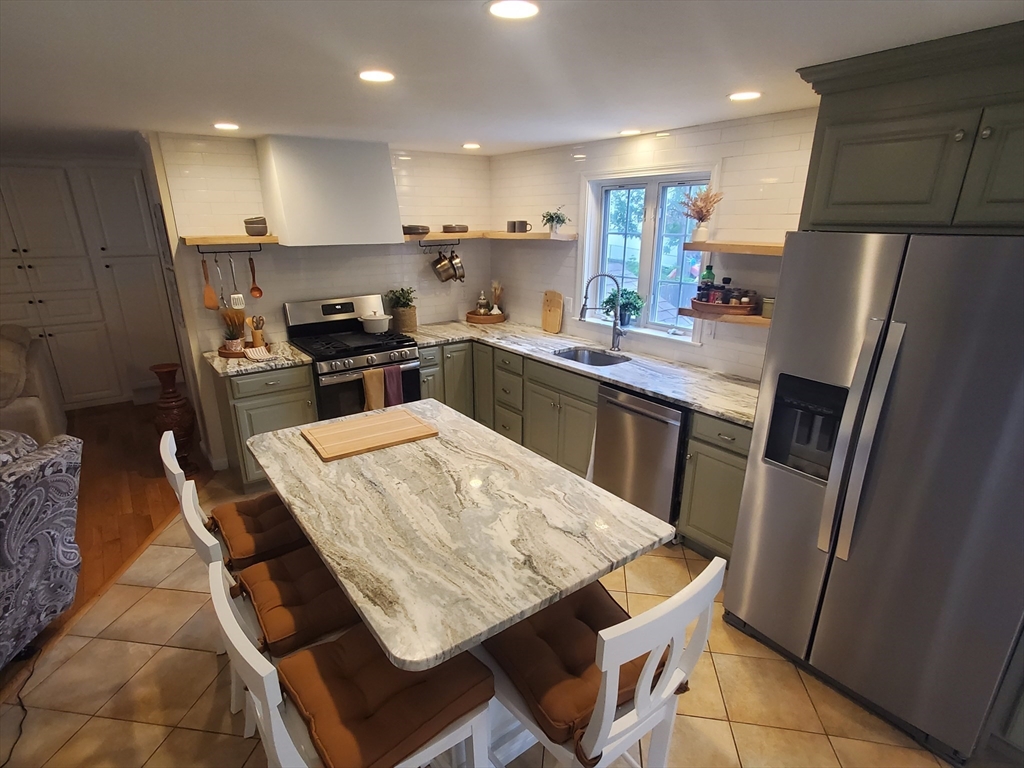 3 bed, 1 bath apartment for rent at 2 Valley Rd Unit 0, Whitman — photo 3 of 26