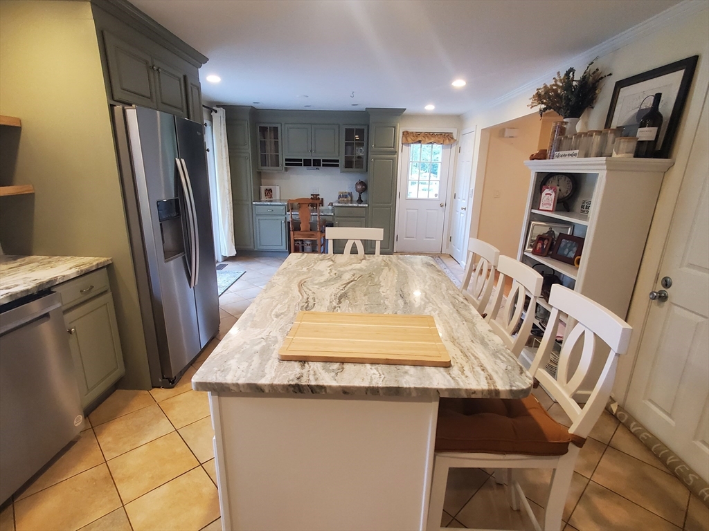 3 bed, 1 bath apartment for rent at 2 Valley Rd Unit 0, Whitman — photo 4 of 26
