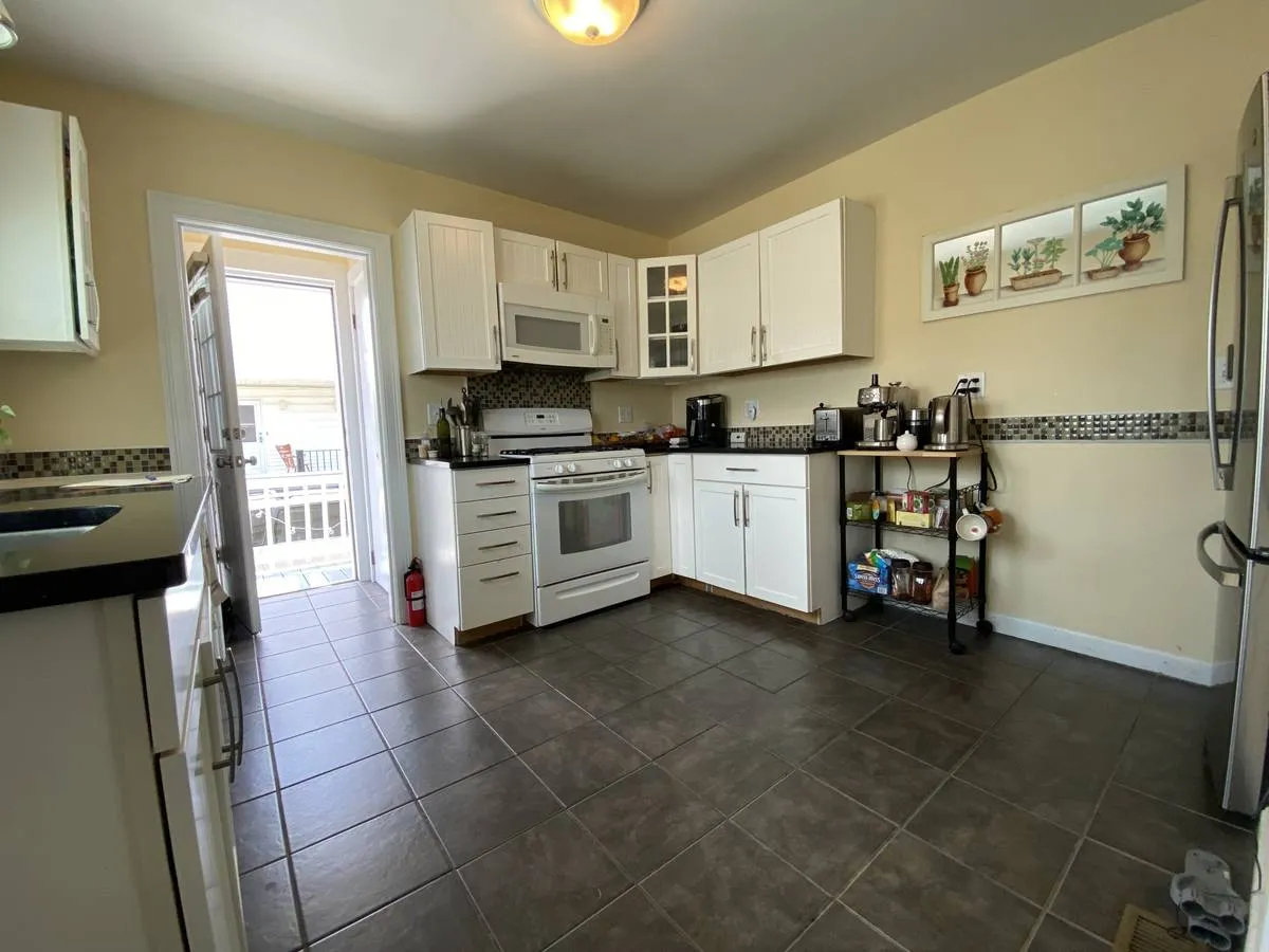 3 bed, 1 bath apartment for rent at 2 Vassar St Unit 1, South Medford — photo 8 of 11