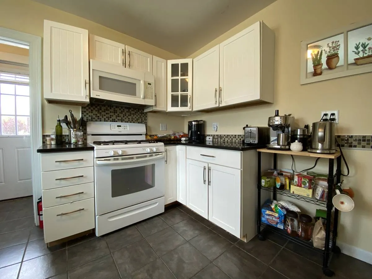 3 bed, 1 bath apartment for rent at 2 Vassar St Unit 1, South Medford — photo 4 of 11