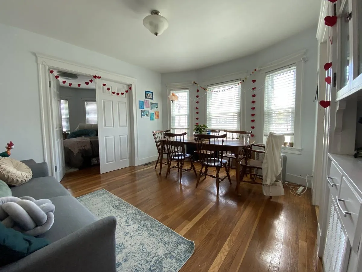3 bed, 1 bath apartment for rent at 2 Vassar St Unit 1, South Medford