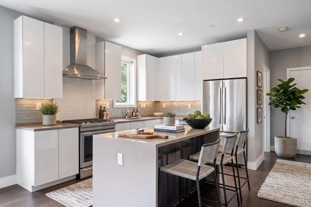 2 bed, 2 bath apartment for rent at 2 W Sixth Unit 102, South Boston — photo 2 of 12