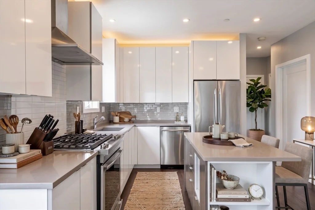 2 bed, 2 bath apartment for rent at 2 W Sixth Unit 102, South Boston — photo 3 of 12
