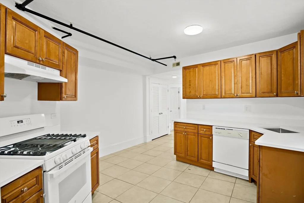 2 bed, 1 bath apartment for rent at 2 Walnut Unit 2, Dorchester — photo 4 of 12