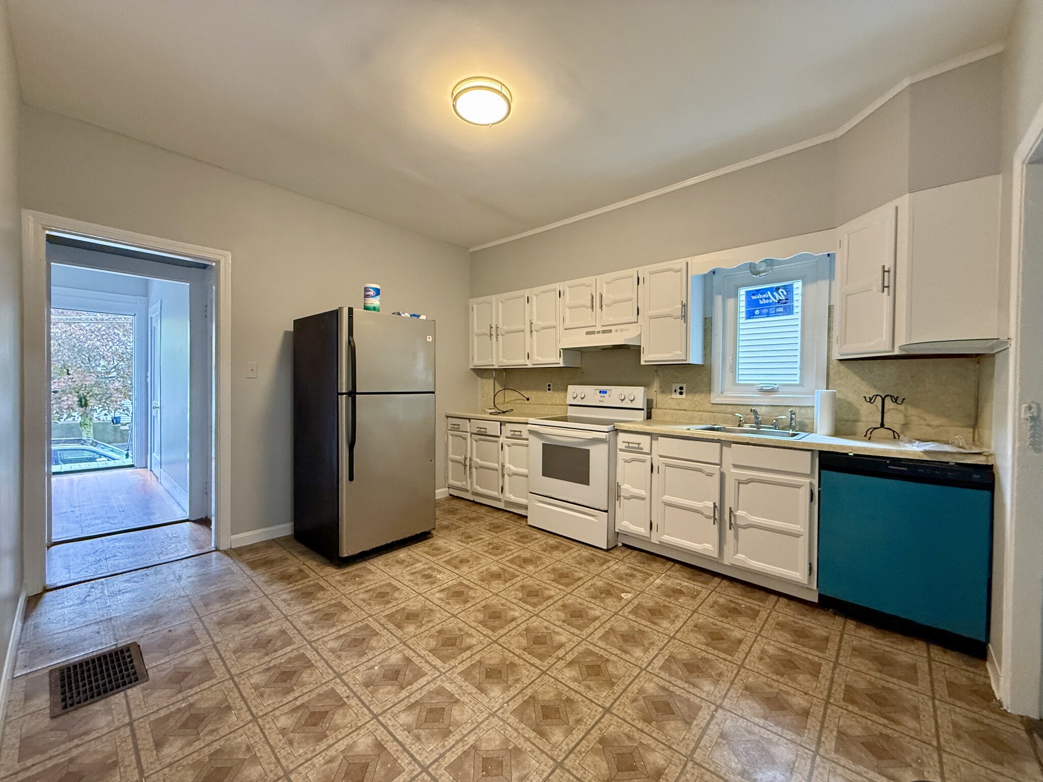 1 bed, 1 bath apartment for rent at 2 Wellington Ave Unit 1, Banks Square — photo 1 of 9