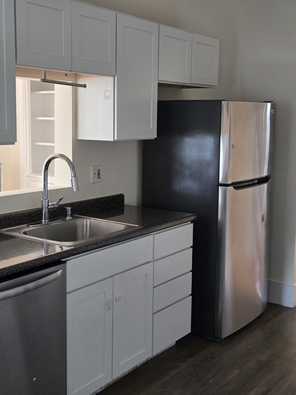 3 bed, 1 bath apartment for rent at 2 Wenlock Unit 2, Dorchester — photo 6 of 13