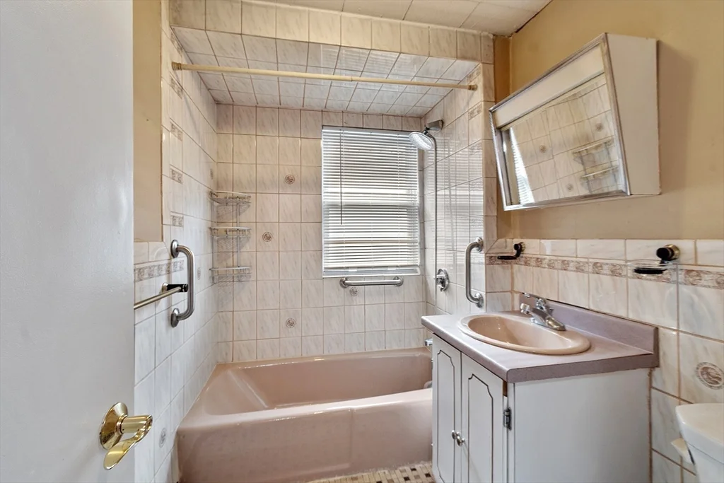 3 bed, 1 bath apartment for rent at 2 Wentworth Ter Unit 2, Malden — photo 11 of 16