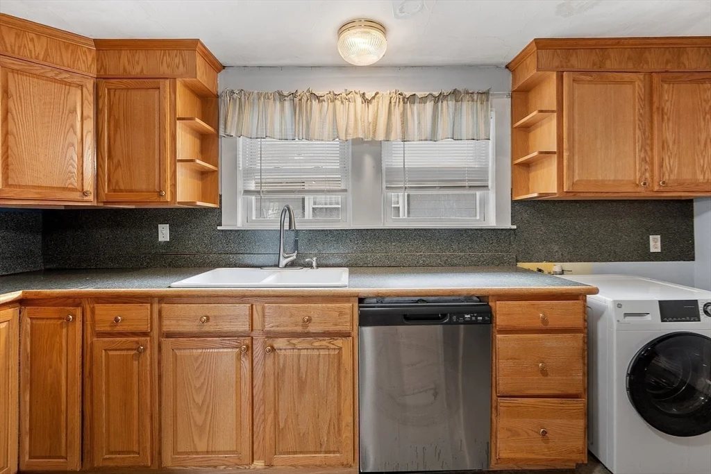 3 bed, 1 bath apartment for rent at 2 Wentworth Ter Unit 2, Malden — photo 5 of 16