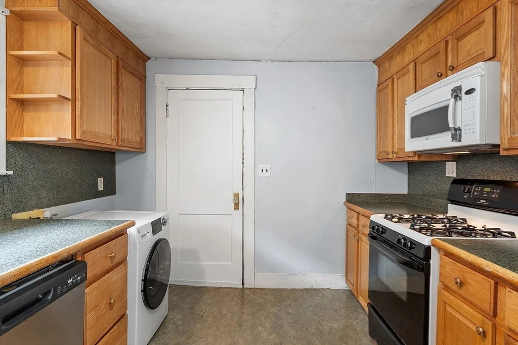 3 bed, 1 bath apartment for rent at 2 Wentworth Ter Unit 2, Malden — photo 6 of 16