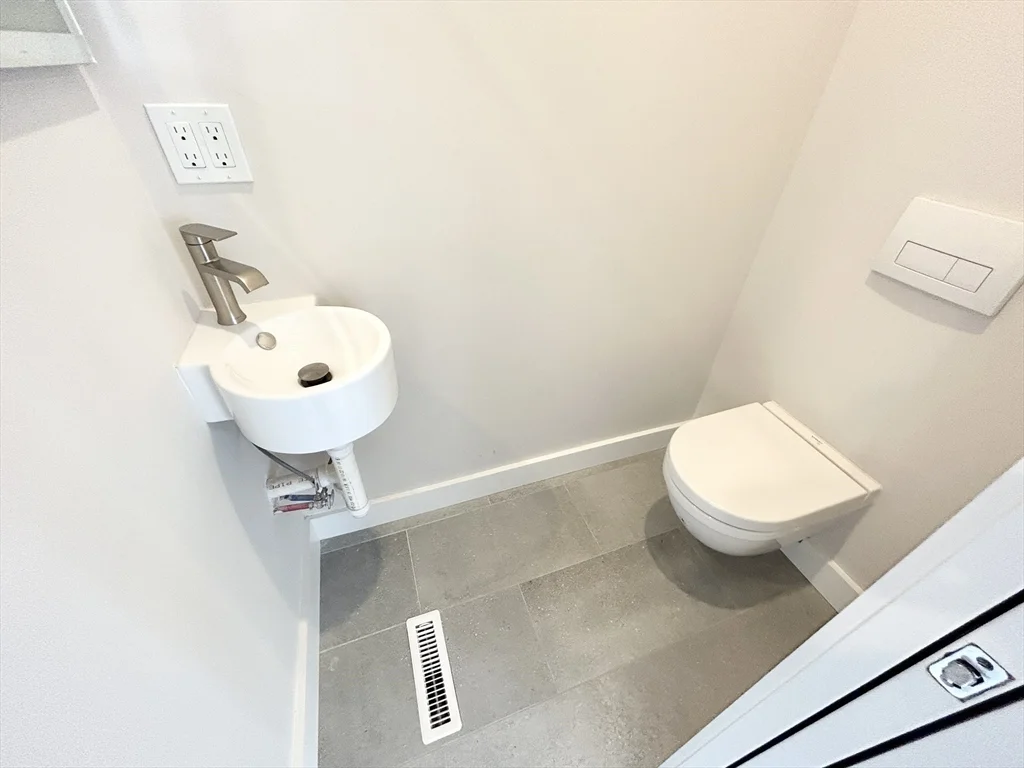 5 bed, 3 bath apartment for rent at 2 West 3rd Unit Rear, South Boston — photo 9 of 12
