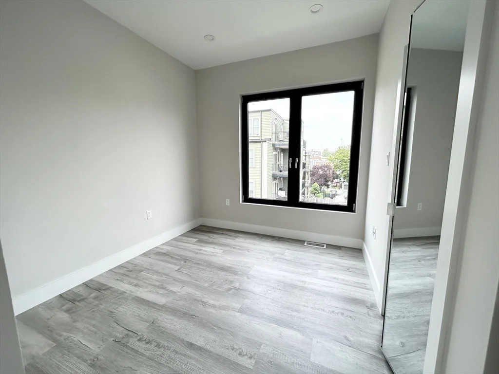 5 bed, 3 bath apartment for rent at 2 West 3rd Unit Rear, South Boston — photo 6 of 12