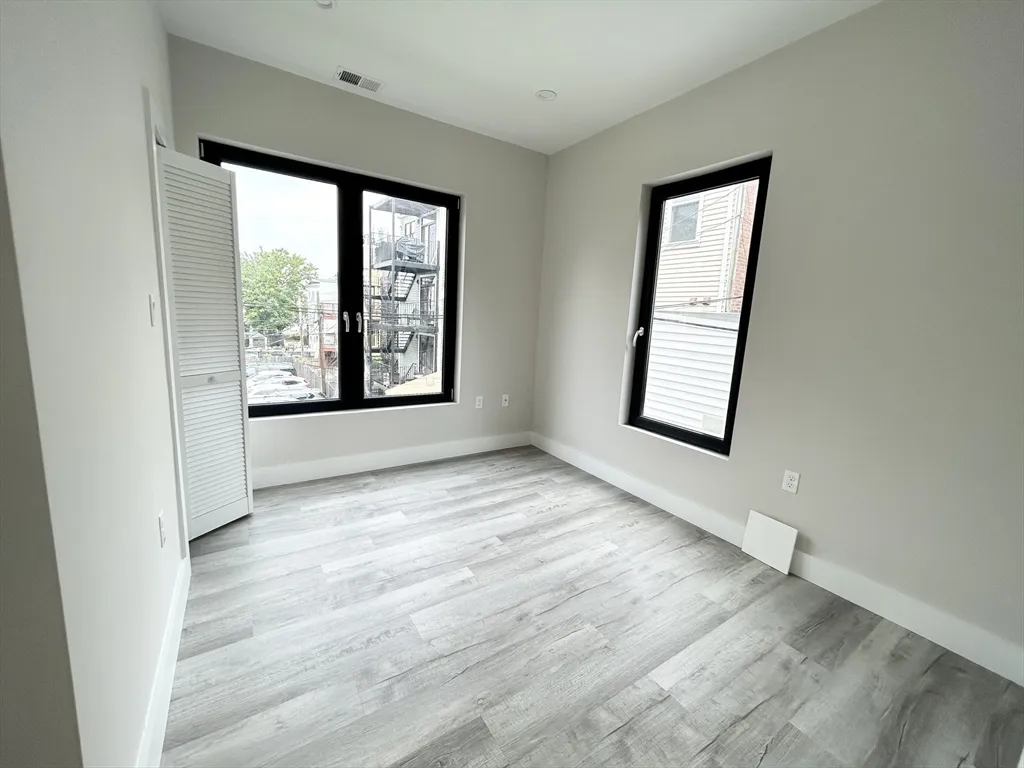 5 bed, 3 bath apartment for rent at 2 West 3rd Unit Rear, South Boston — photo 5 of 12