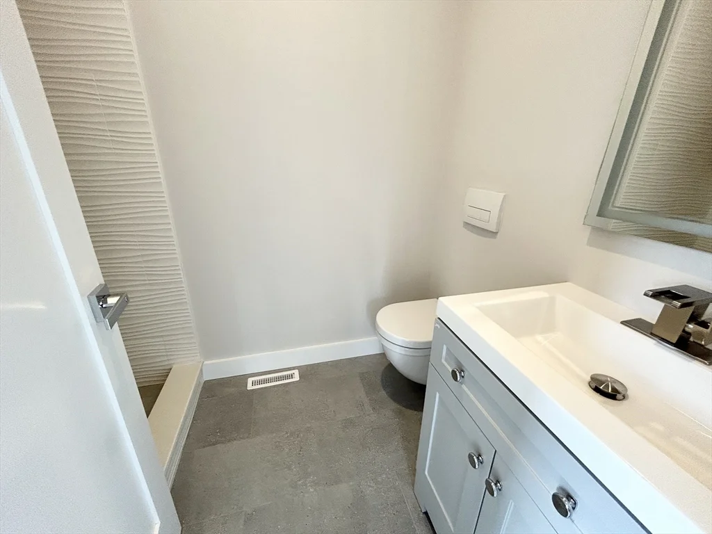 5 bed, 3 bath apartment for rent at 2 West 3rd Unit Rear, South Boston — photo 8 of 12