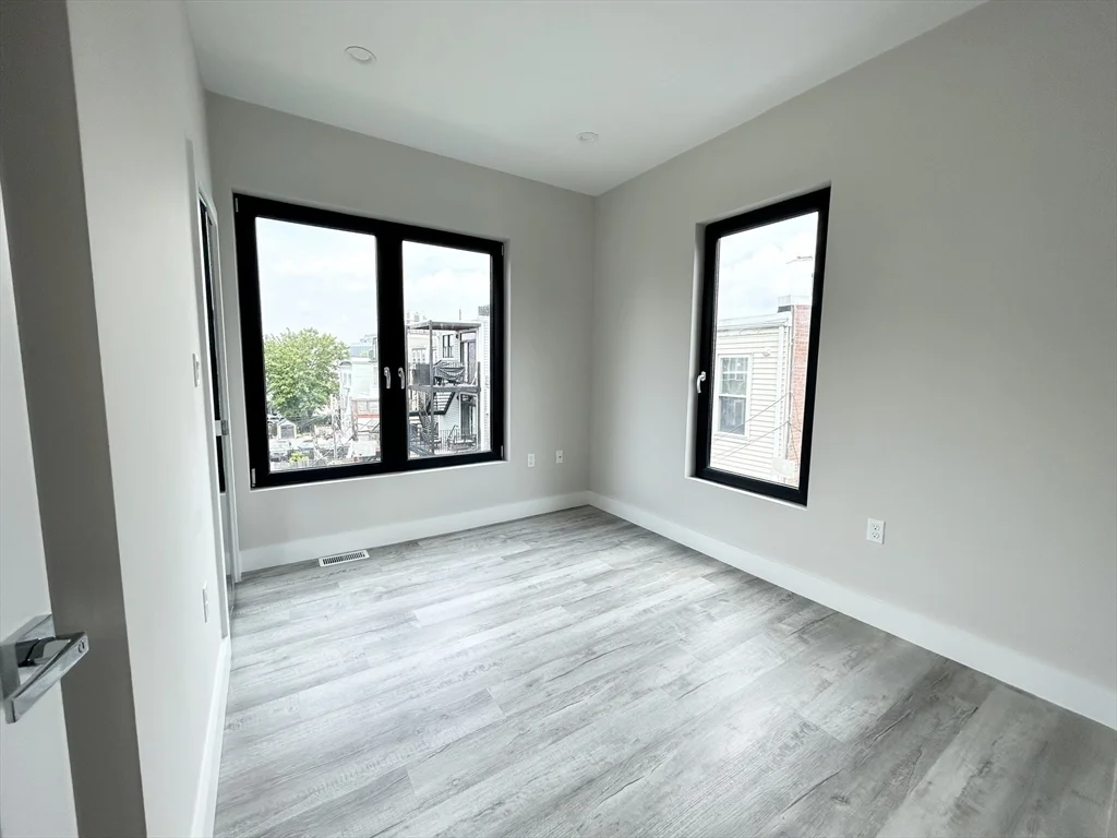 5 bed, 3 bath apartment for rent at 2 West 3rd Unit Rear, South Boston — photo 7 of 12