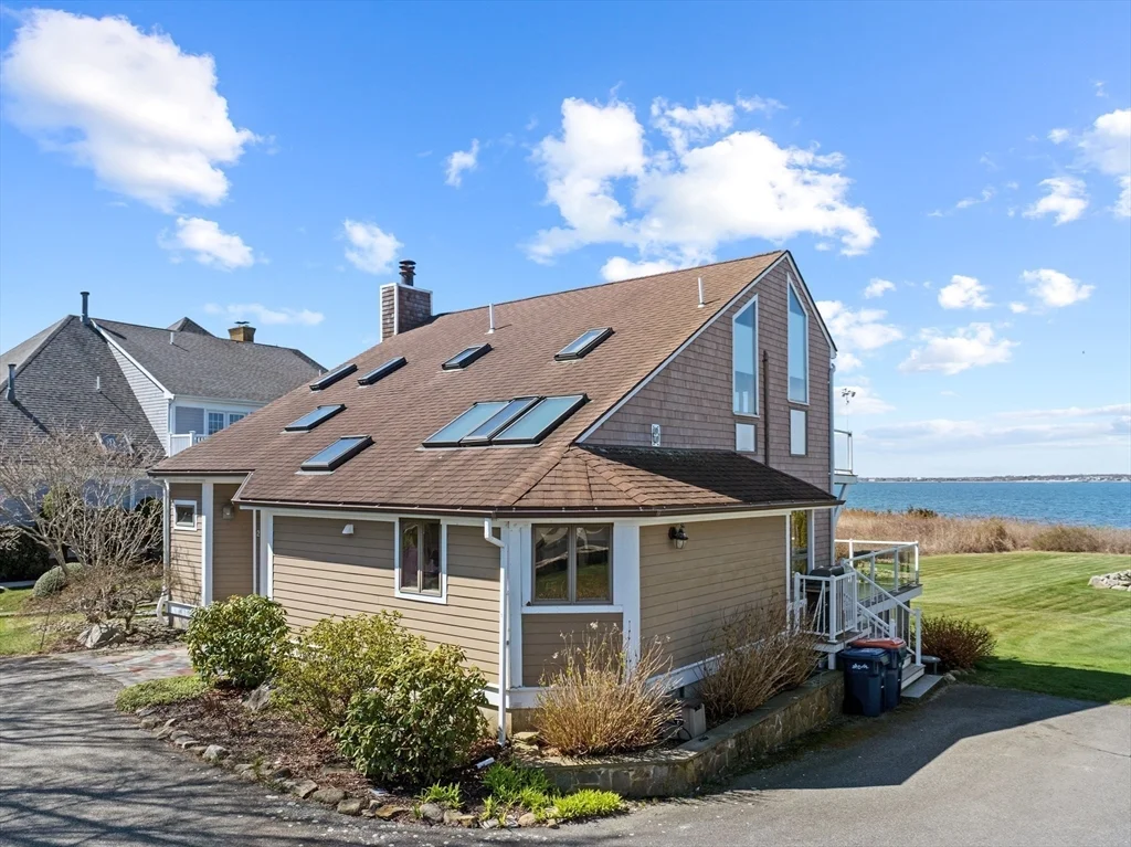 2 bed, 3 bath apartment for rent at 2 Windward Way, Sconticut Neck — photo 1 of 42