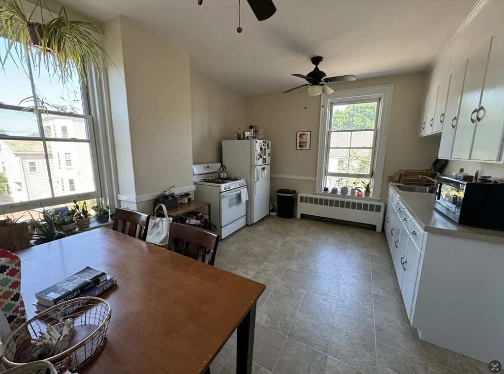 1 bed, 1 bath apartment for rent at 2 Winter St Unit 2R, Salem — photo 2 of 7