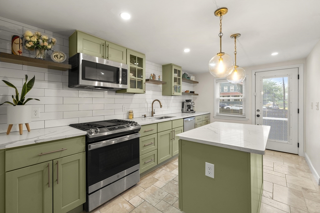 3 bed, 2 bath apartment for rent at 20-22 Popes Hill St Unit 20, Dorchester — photo 1 of 21