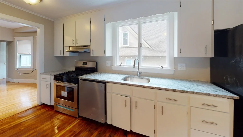 4 bed, 1 bath apartment for rent at 20-22 Upcrest Rd Unit 2, Brighton — photo 2 of 8