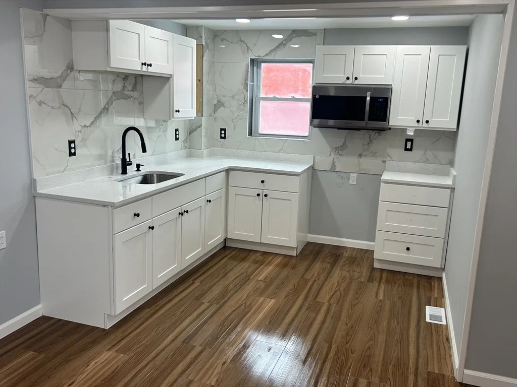 3 bed, 1 bath apartment for rent at 20 Ashland St Unit 1, Haverhill — photo 2 of 14