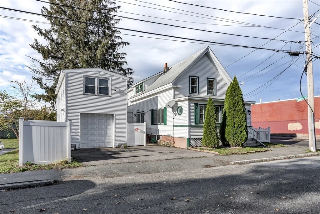 3 bed, 1 bath apartment for rent at 20 Ashland St Unit 1, Haverhill — photo 1 of 14