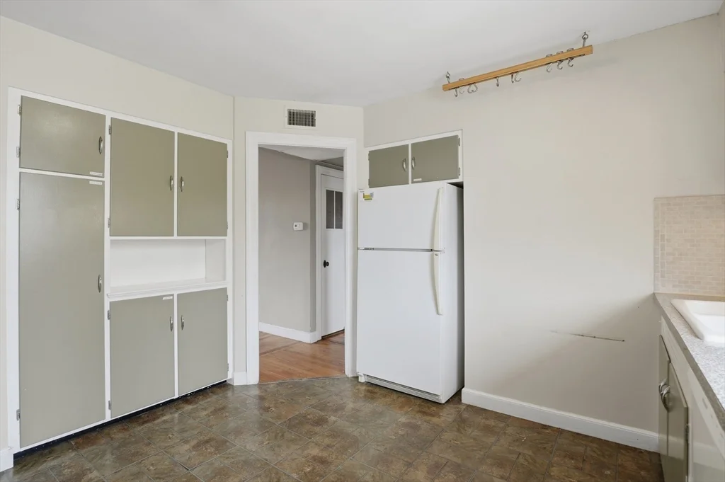 2 bed, 1 bath apartment for rent at 20 Ashland St Unit 3L, Worcester — photo 12 of 23