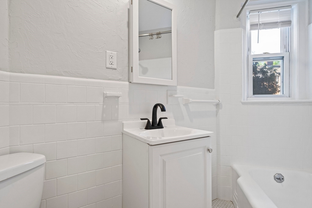1 bed, 1 bath apartment for rent at 20 Bacon Unit 1, Waltham — photo 6 of 9