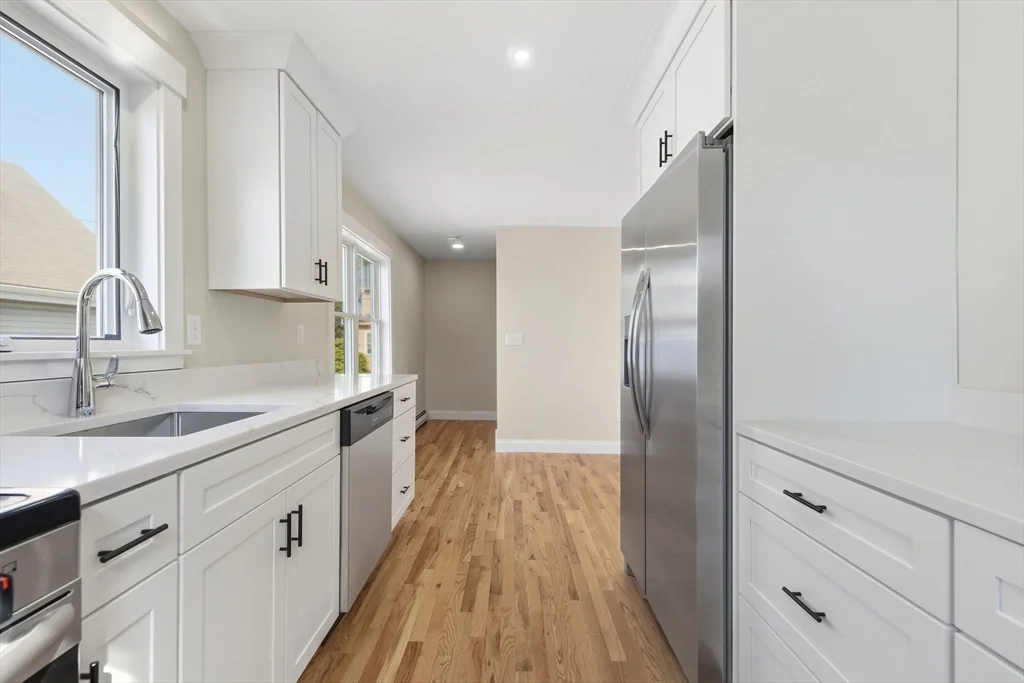 4 bed, 2 bath apartment for rent at 20 Beacon St Unit 2, Gloucester — photo 2 of 28