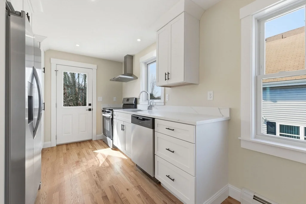 4 bed, 2 bath apartment for rent at 20 Beacon St Unit 2, Gloucester — photo 3 of 28