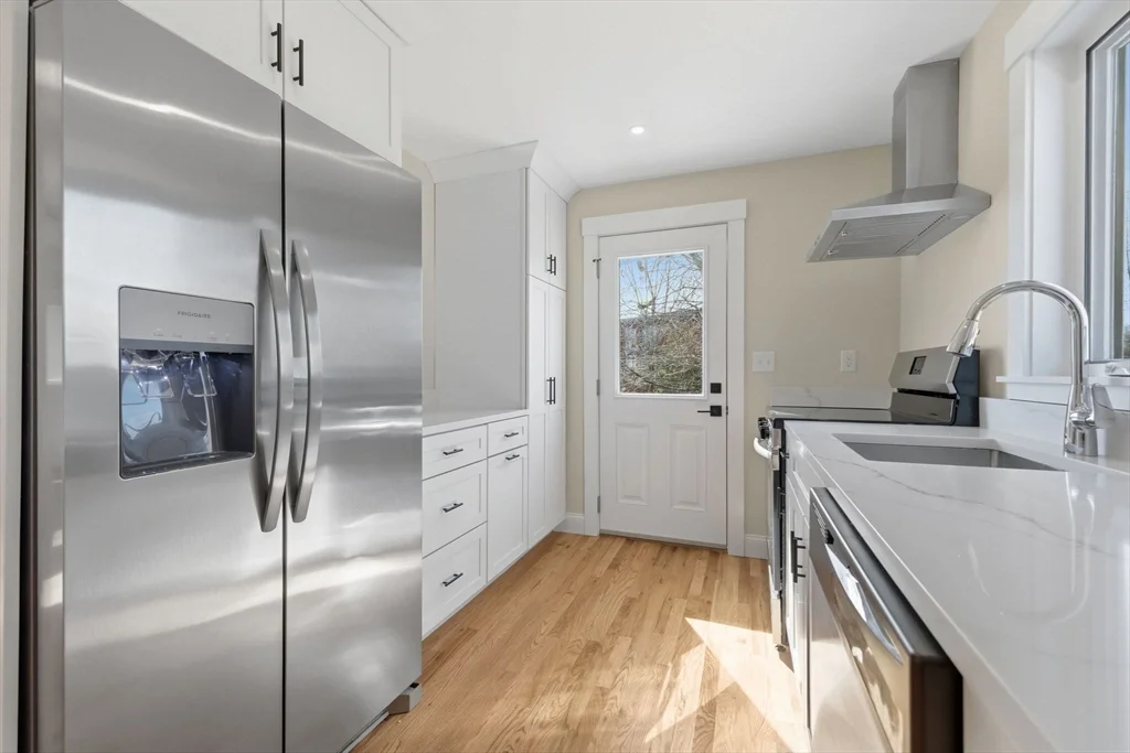 4 bed, 2 bath apartment for rent at 20 Beacon St Unit 2, Gloucester — photo 5 of 28