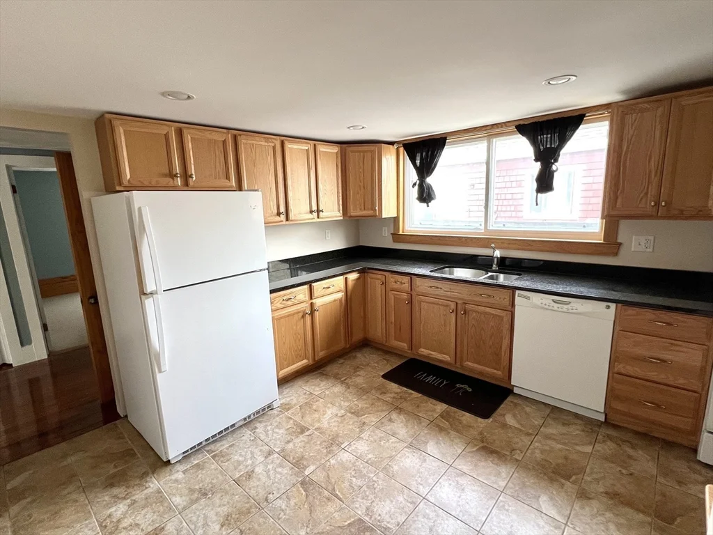 2 bed, 1 bath apartment for rent at 20 Beacon St Unit 2, Winthrop — photo 5 of 10