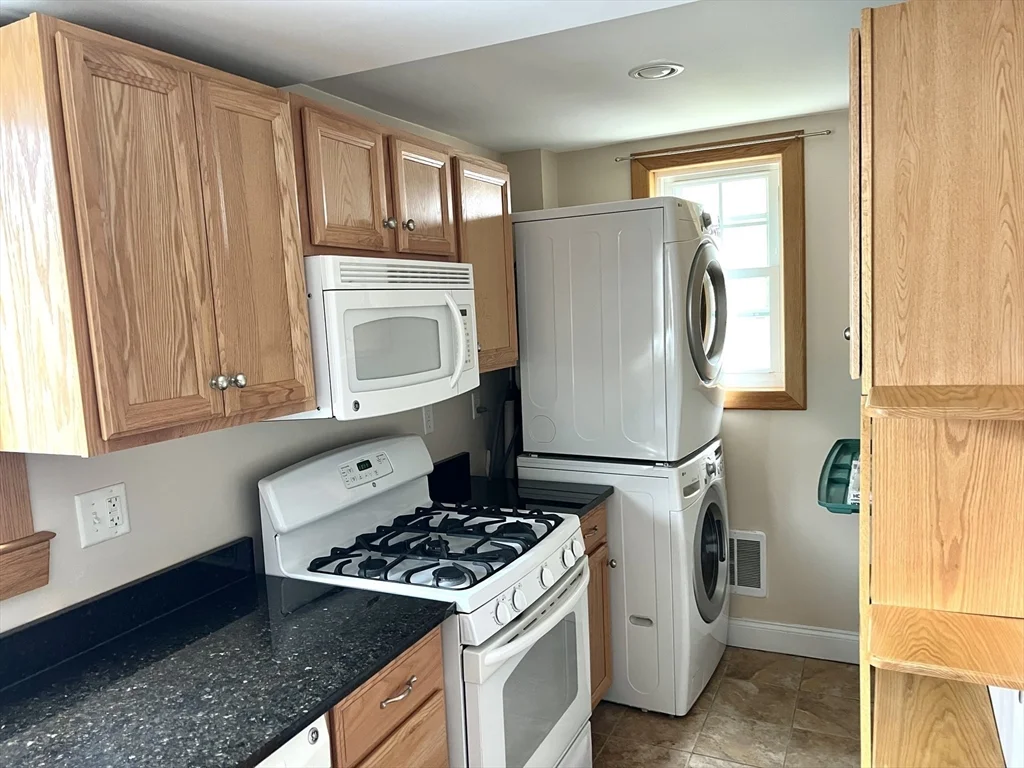 2 bed, 1 bath apartment for rent at 20 Beacon St Unit 2, Winthrop — photo 6 of 10
