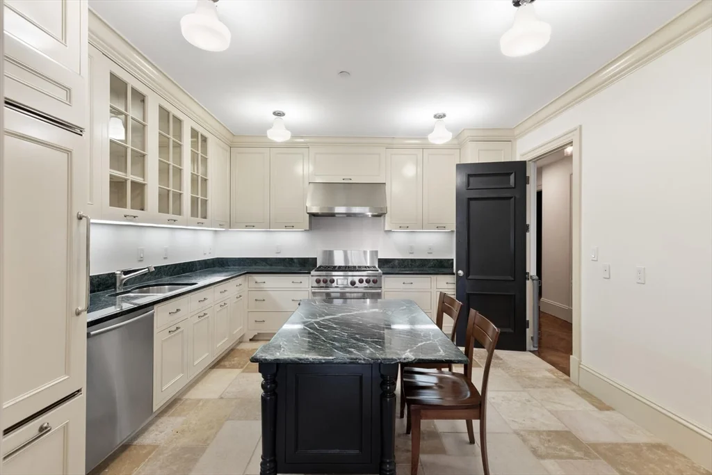 3 bed, 3 bath apartment for rent at 20 Beacon St Unit 4, Boston Downtown — photo 11 of 24