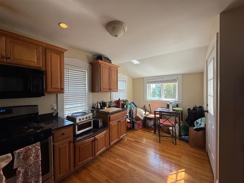 3 bed, 2 bath apartment for rent at 20 Bellevue St Unit 1, Medford — photo 2 of 10
