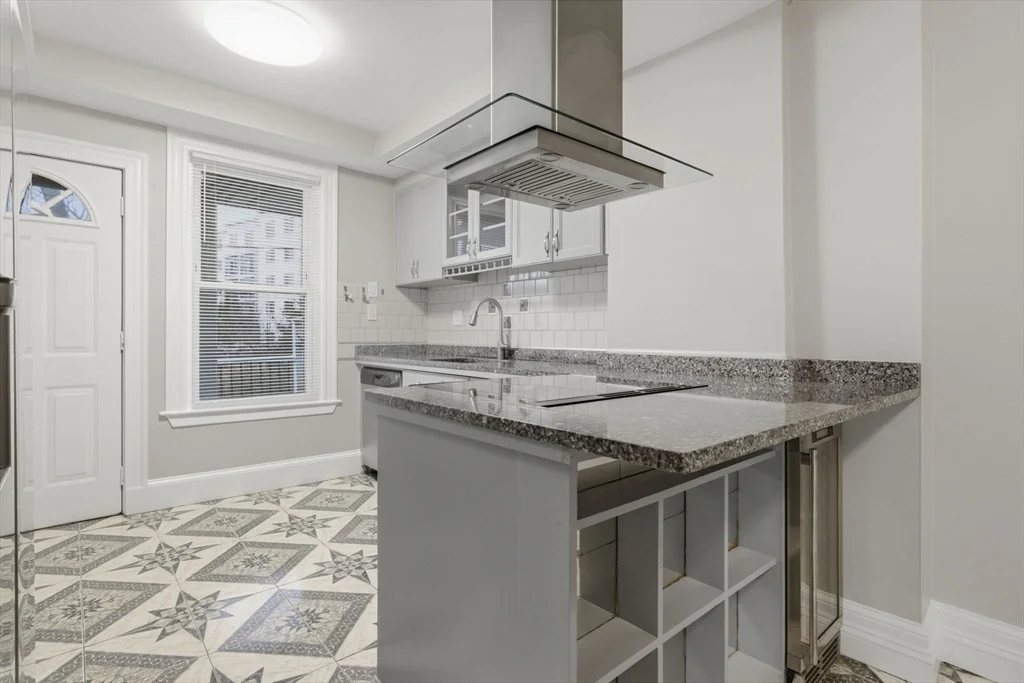 3 bed, 1 bath apartment for rent at 20 Bennett Unit 1L, Beverly — photo 3 of 22