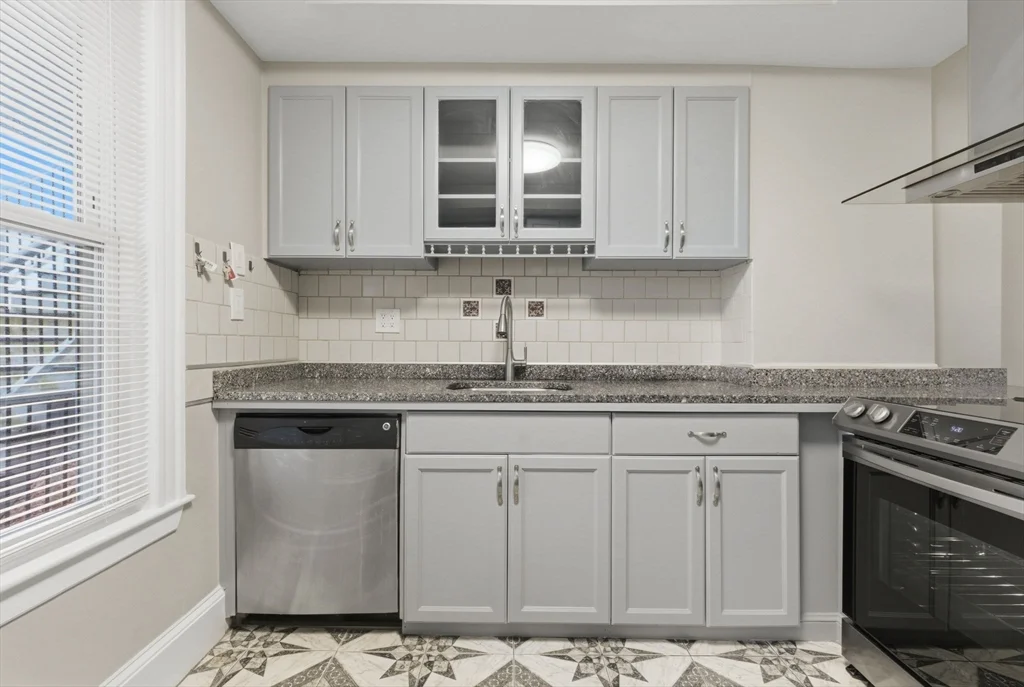 3 bed, 1 bath apartment for rent at 20 Bennett Unit 1L, Beverly — photo 2 of 22