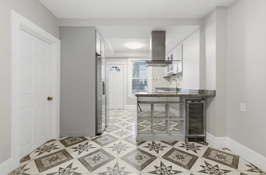 3 bed, 1 bath apartment for rent at 20 Bennett Unit 1L, Beverly — photo 4 of 22