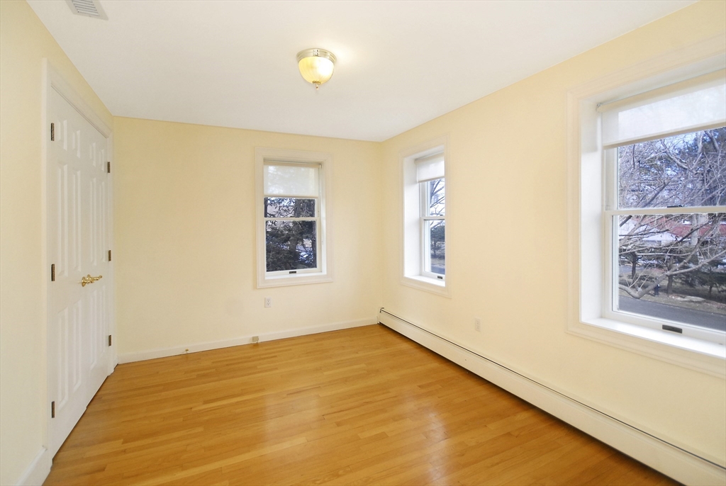 5 bed, 4+ bath apartment for rent at 20 Blossom St, Lexington — photo 12 of 17