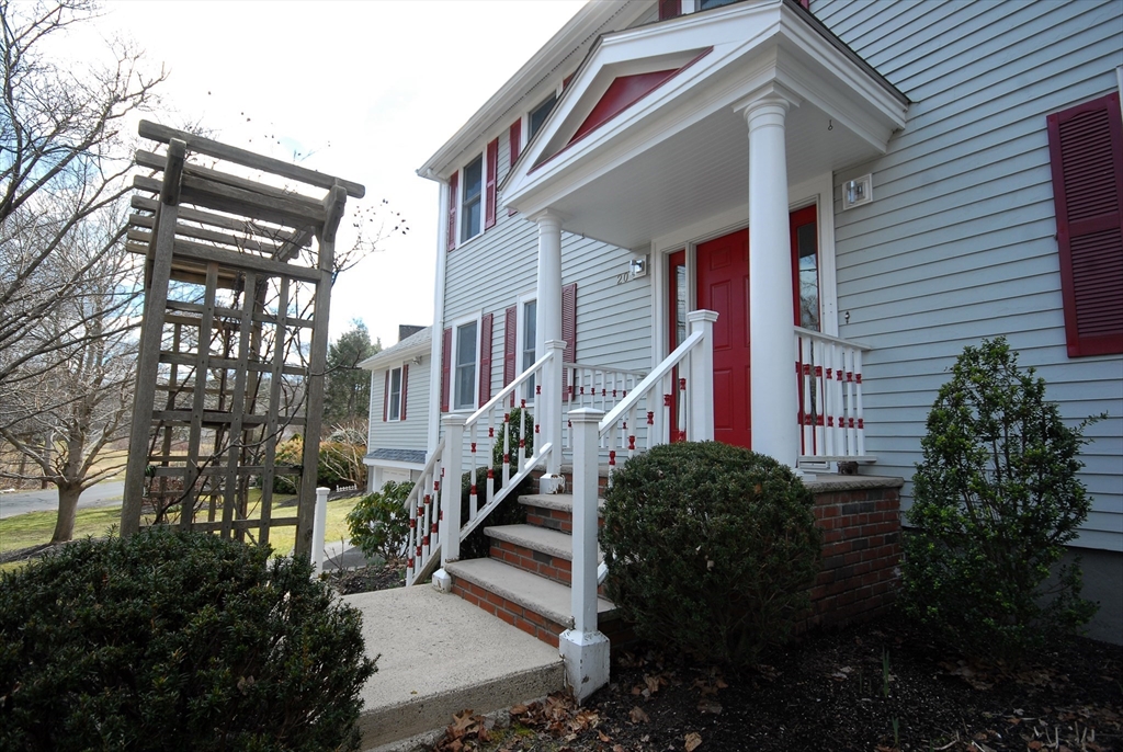 5 bed, 4+ bath apartment for rent at 20 Blossom St, Lexington — photo 3 of 17