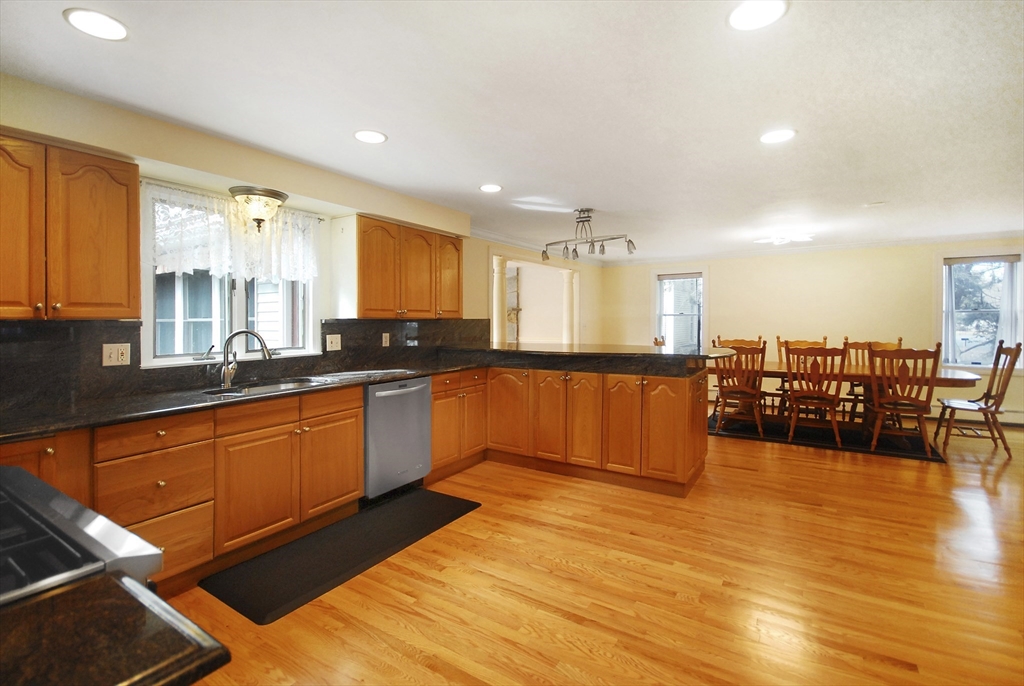 5 bed, 4+ bath apartment for rent at 20 Blossom St, Lexington — photo 6 of 17