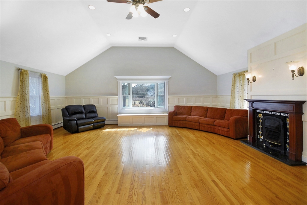 5 bed, 4+ bath apartment for rent at 20 Blossom St, Lexington — photo 9 of 17