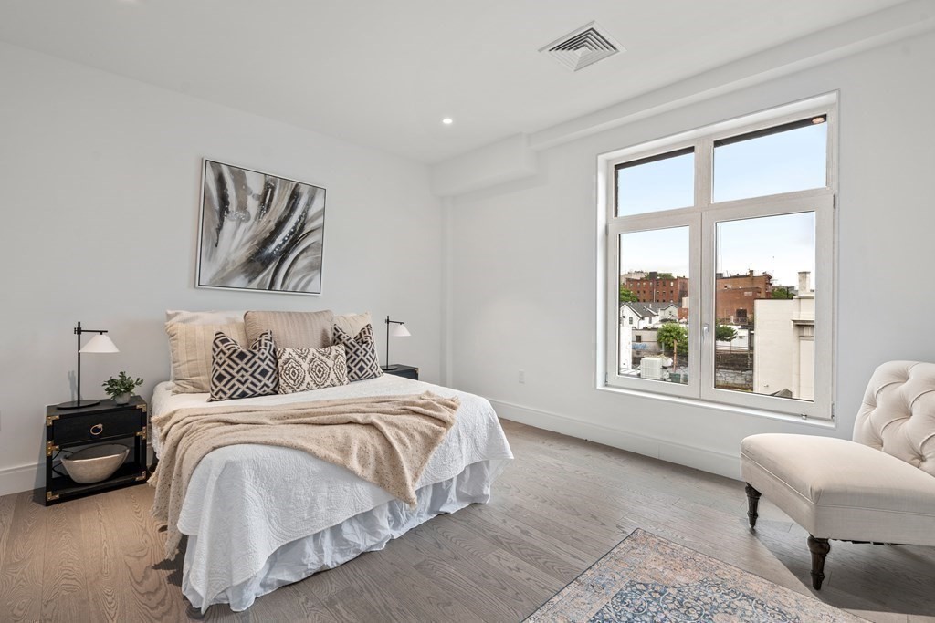 4 bed, 4+ bath apartment for rent at 20 Boylston St Unit 4&5, Brookline Village — photo 9 of 21