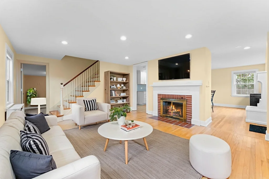 4 bed, 2 bath apartment for rent at 20 Brae Rd, Wollaston — photo 10 of 30
