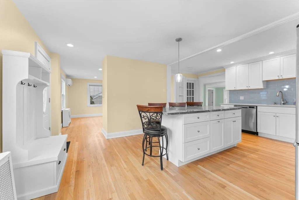 4 bed, 2 bath apartment for rent at 20 Brae Rd, Wollaston — photo 8 of 30