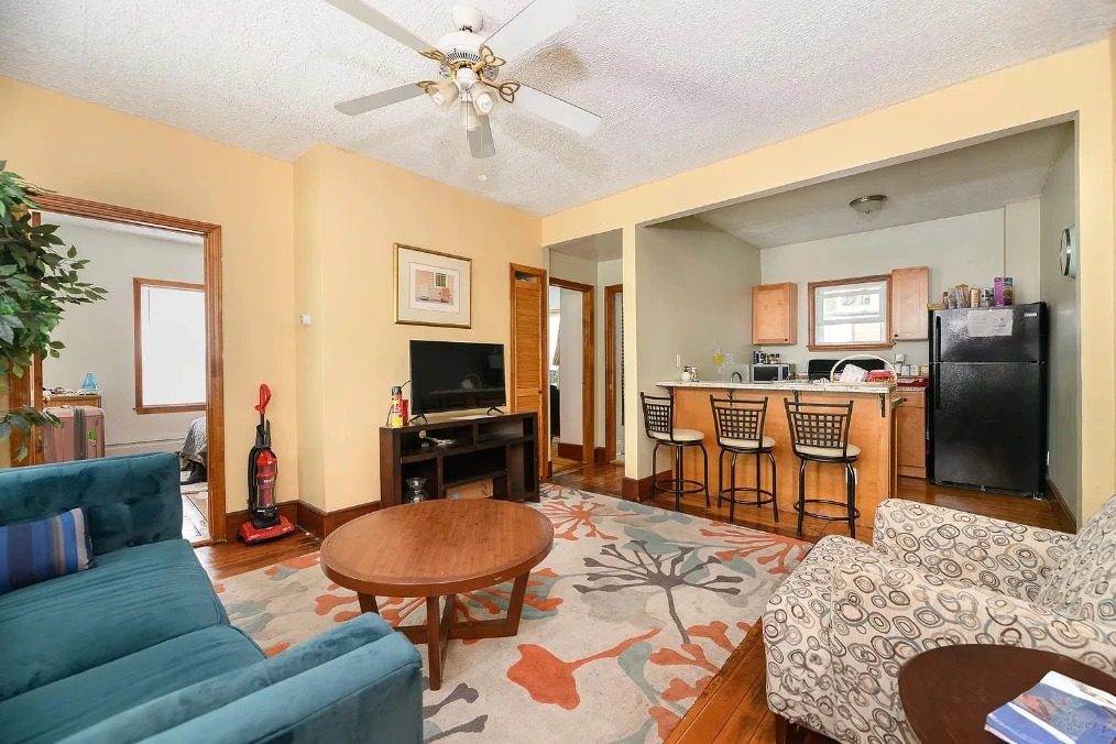 3 bed, 1 bath apartment for rent at 20 Bristol St Unit 2, Wellington-Harrington — photo 1 of 9