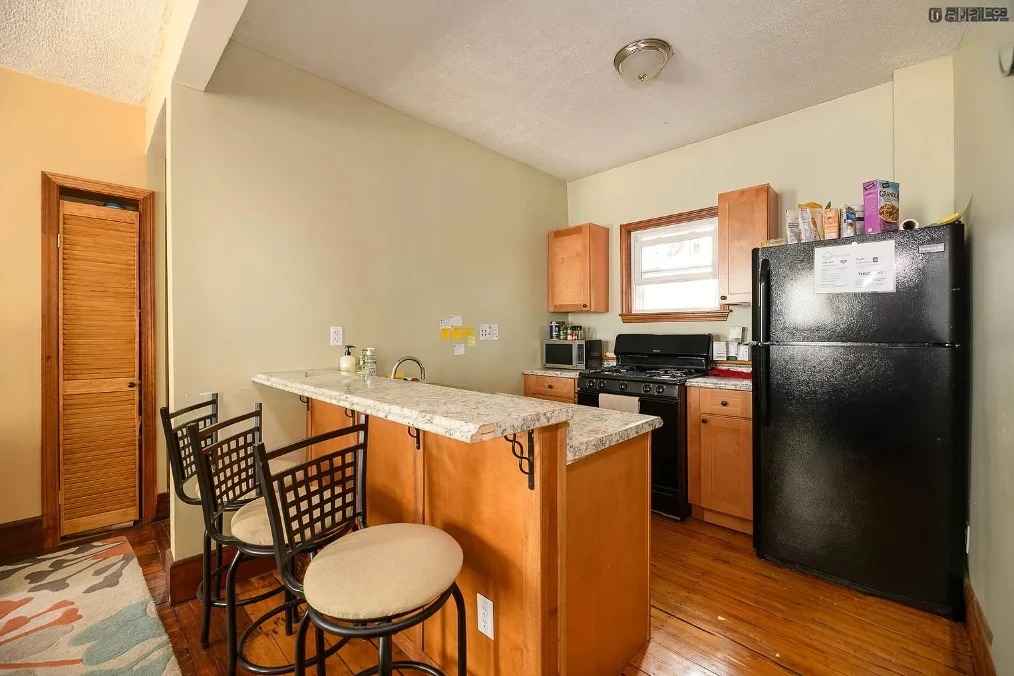 3 bed, 1 bath apartment for rent at 20 Bristol St Unit 2, Wellington-Harrington — photo 3 of 9