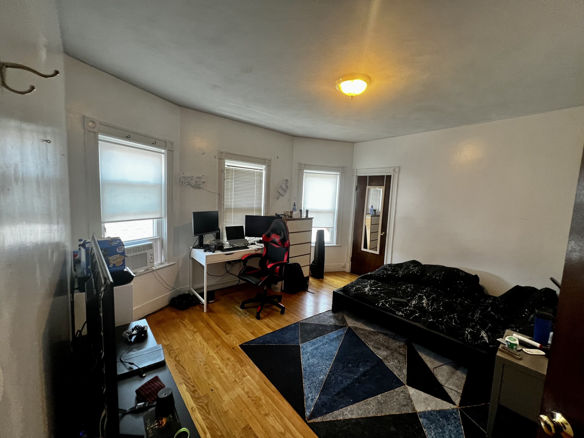 4 bed, 1 bath apartment for rent at 20 Bynner St Unit 3, Jamaica Plain — photo 3 of 8