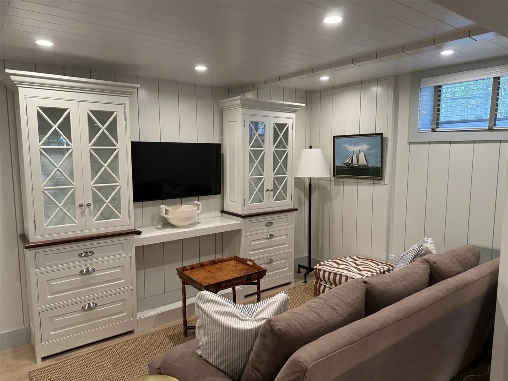 5 bed, 3 bath apartment for rent at 20 Cato Ln, Nantucket — photo 23 of 27