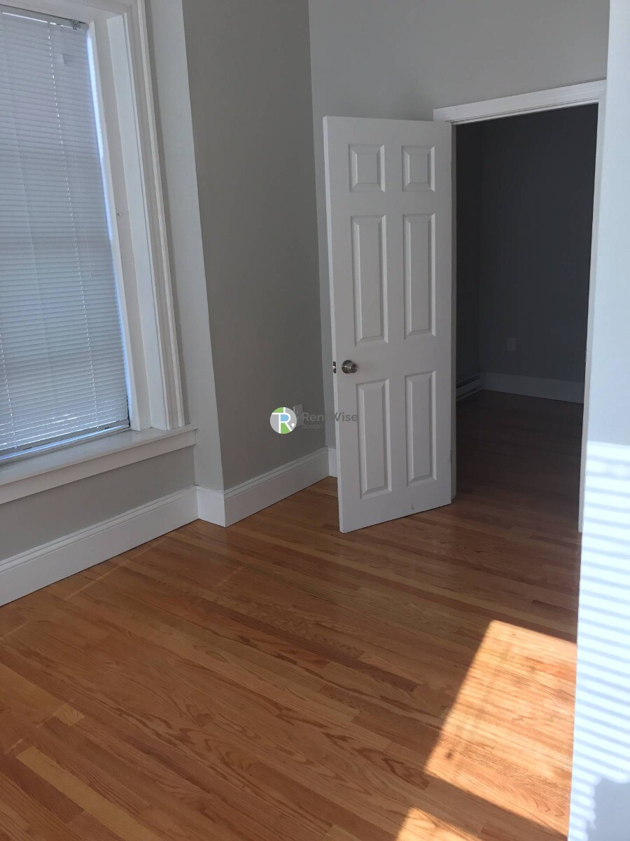 3 bed, 1 bath apartment for rent at 20 Chelsea Ter Unit 2, East Boston — photo 3 of 22