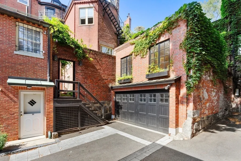 4 bed, 3 bath apartment for rent at 20 Chestnut St Unit 1, Beacon Hill — photo 1 of 25