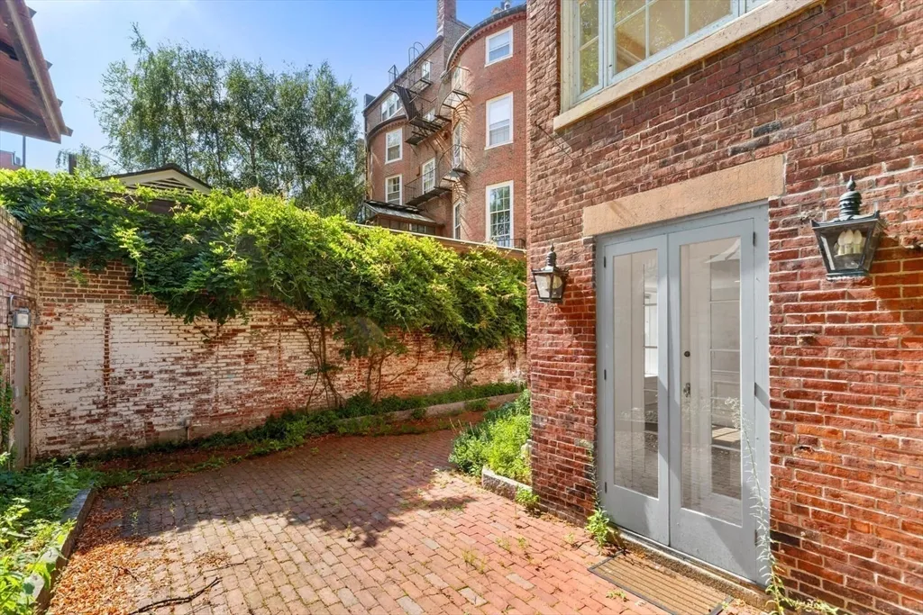 4 bed, 3 bath apartment for rent at 20 Chestnut St Unit 1, Beacon Hill — photo 21 of 25